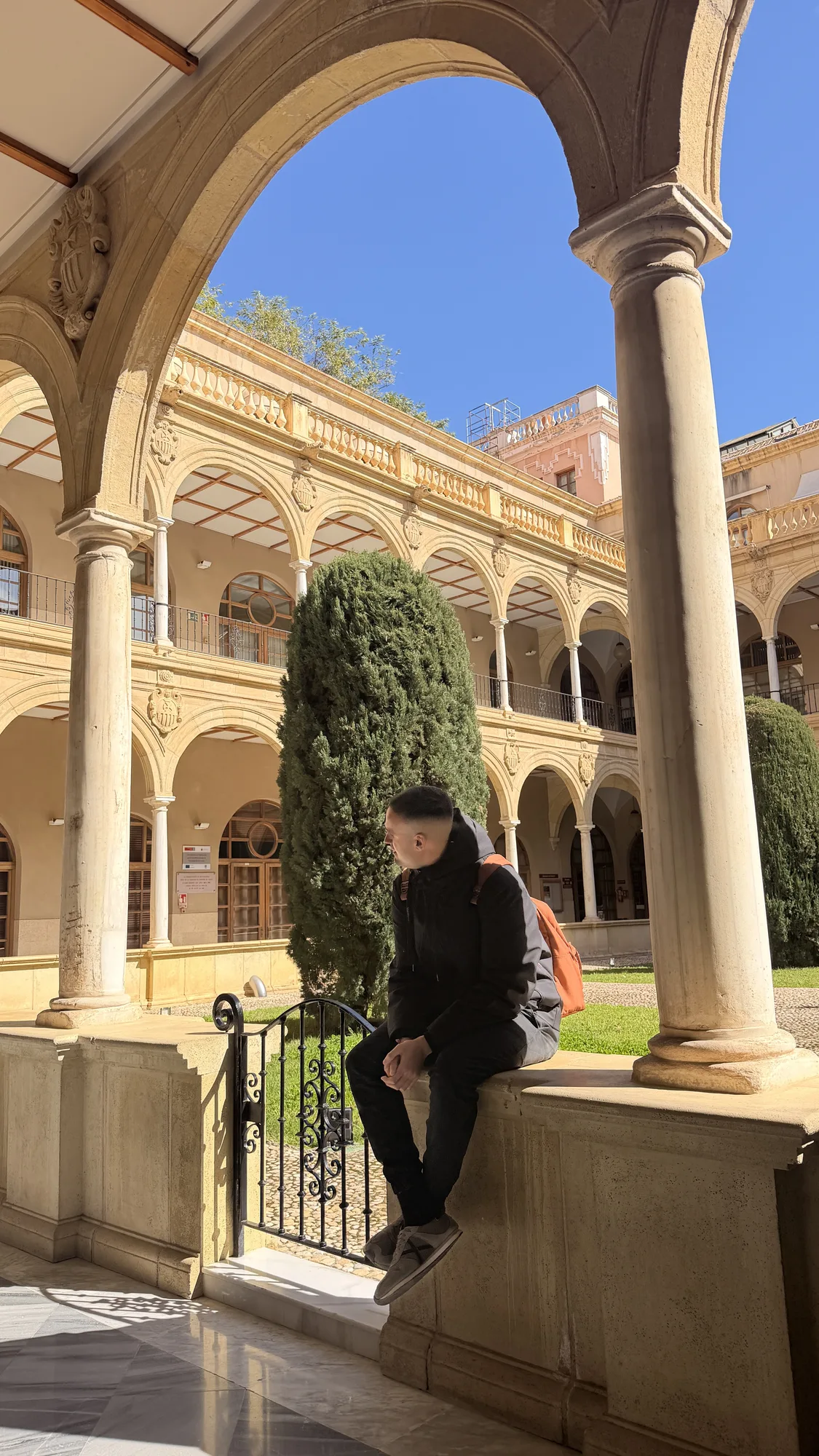 Quino en el claustro de la Universidad de Murcia, donde estudió Filología Inglesa